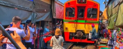 Bangkok: Railway & Floating Market Tour with Paddleboat Ride